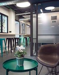 Área de trabajo con barra, sillas altas y mesa decorada