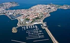 Vista aérea panorámica del puerto y la ciudad de A Coruña, mostrando el entorno del circuito urbano