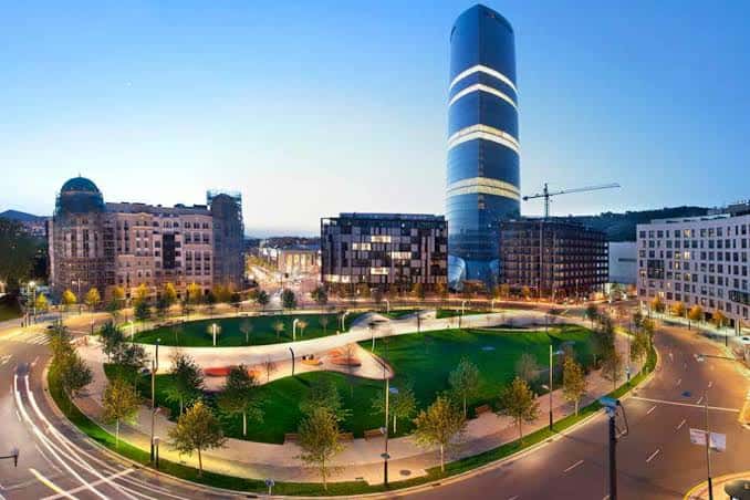 Vista nocturna de la Plaza Euskadi con iluminación urbana y el Torre Iberdrola iluminado