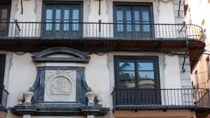 Fachada principal de la Sociedad Económica de Amigos del País con balcones y escudo central