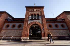 Entrada principal del Centro Cívico Esgueva con detalles arquitectónicos