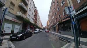 Vista actual de la Calle de Aldabe en Vitoria con edificios residenciales y comercios