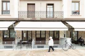 Fachada exterior del Aitona-amonen etxea con toldos blancos y terraza