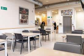 Interior del comedor o sala de estar con mesas y sillas modernas