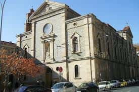 Vista exterior de la Iglesia del Carmen en Vitoria con fachada clásica y cielo despejado