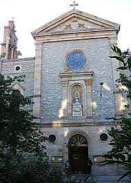 Fachada frontal de la Iglesia del Carmen con rosetón y cruz en la parte superior