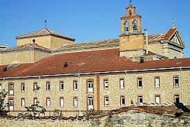 Vista lateral de la Iglesia del Carmen con tejado de tejas y campanario