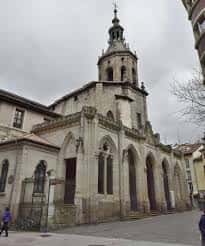 Vista frontal completa de la Iglesia de San Pedro Apóstol desde la calle