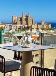Terraza con vistas panorámicas a la Catedral de Palma y el mar, ideal para eventos al atardecer