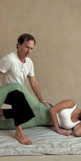 Sesión de masaje tailandés en el estudio de The Thai Yoga Massage School