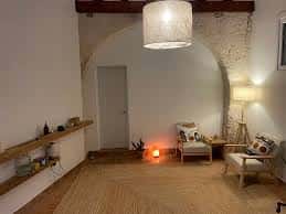 Interior acogedor del centro con decoración minimalista y ambiente relajante