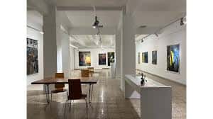 Espacio de la galería con mesas y sillas para eventos