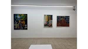 Paredes de la galería con exposiciones de arte contemporáneo