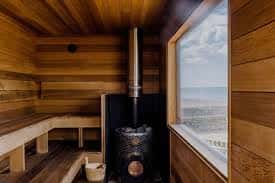 Interior de una sauna de madera con vista al mar