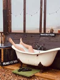 Bañera de hielo privada en la terraza con vistas al océano
