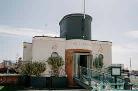 Vista exterior del restaurante The Seahorse con su característica torre cilíndrica y entrada principal