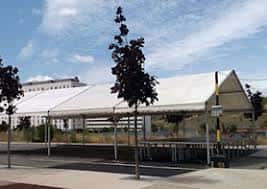 Vista exterior de la carpa de Erripagaña en Pamplona con cielo despejado