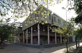 Edificio moderno con columnas y escalinata en la Senda de Valentín de Foronda