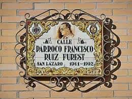 Placa ornamental de la calle Párroco Francisco Ruiz Furest en Málaga