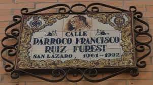 Detalle de la placa de la calle Párroco Francisco Ruiz Furest con diseño decorativo