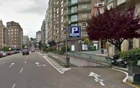 Vista urbana de la Rúa de Venezuela con señalización de aparcamiento y árboles ornamentales