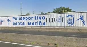 Fachada exterior del Polideportivo Santa Mariña con letrero institucional y escudo de Ferrol