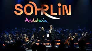 Escenario de SOHRLIN Andalucía con orquesta y logotipo iluminado