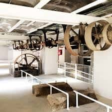 Interior histórico de la Harinera con maquinaria industrial antigua expuesta