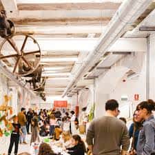 Evento social en el interior de la Harinera con invitados y decoración festiva