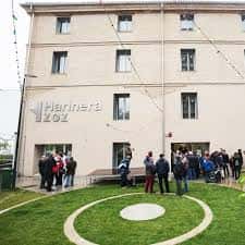 Grupo de personas reunidas frente a la entrada principal de la Harinera ZGZ