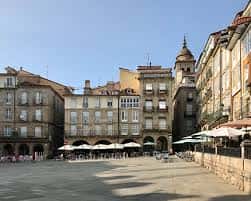 Vista panorámica de la Plaza Mayor de Ourense con edificios históricos y terrazas al aire libre
