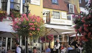 Vista exterior de English's of Brighton con terraza y decoración floral