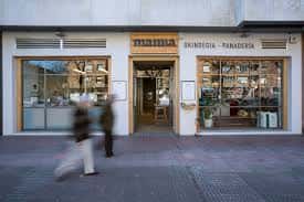 Vista frontal de la panadería Mamia con personas transitando en primer plano