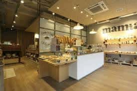Interior del local Mamia con mostrador de productos y decoración moderna