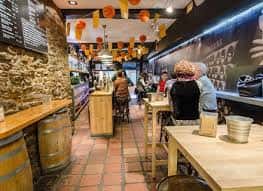 Zona de barra con barriles decorativos y ambiente acogedor