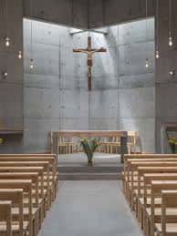 Interior del altar de la iglesia con crucifijo y bancos de madera