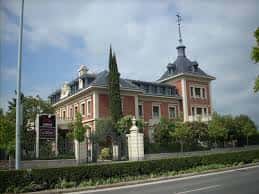 Fachada principal del edificio del Colegio de Médicos en Pamplona durante el día