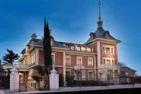 Exterior del Colegio de Médicos de Navarra al atardecer con iluminación cálida
