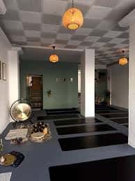 Interior del estudio con suelo de tatami y lámparas colgantes