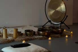 Escena de meditación con gong y velas encendidas