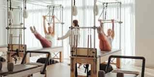Clase de Pilates con máquinas reformer en el estudio