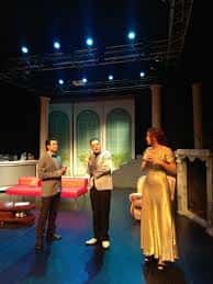 Escenario del teatro con actores en una representación teatral