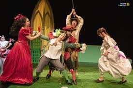 Actuación teatral en el escenario con vestuario de época