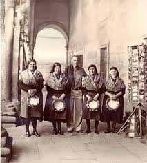 Grupo de mujeres con trajes tradicionales gallegos en el patio del Espazo Relembra