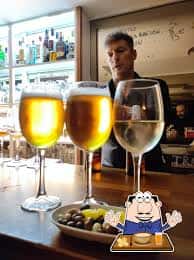 Vista de copas de cerveza y vino en la barra del Bar La Tranca