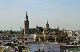 Vista panorámica del Casco Antiguo con la Giralda y la Catedral de Sevilla al fondo