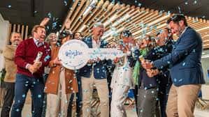 Evento de celebración con confeti y grupo de personas en un espacio moderno