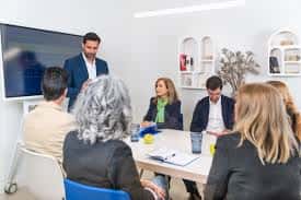 Reunión profesional en sala de conferencias con presentación en pantalla
