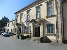 Fachada principal del CEIP Apóstolo Santiago en Santiago de Compostela