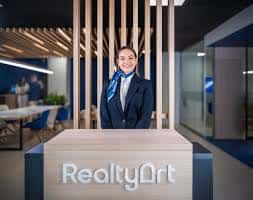 Recepción del edificio RealtyArt con personal de bienvenida